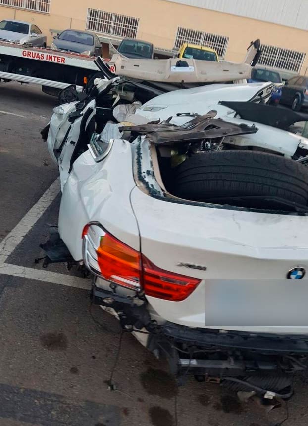 El conductor de un BMW choca a 186 km/h en pleno centro de Valencia. El motor del coche salió despedido y abrió un boquete en un edificio