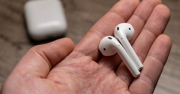 Se queda dormido con los AirPods puestos y se traga uno de ellos por accidente