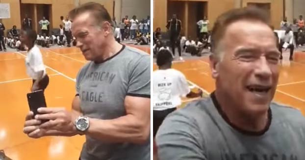 Arnold Schwarzenegger recibe una brutal patada por la espalda en un acto en Sudáfrica