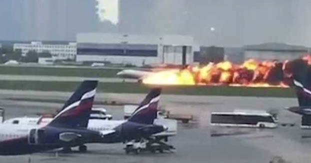 Un avión de pasajeros aterriza envuelto en llamas en el aeropuerto de Moscú