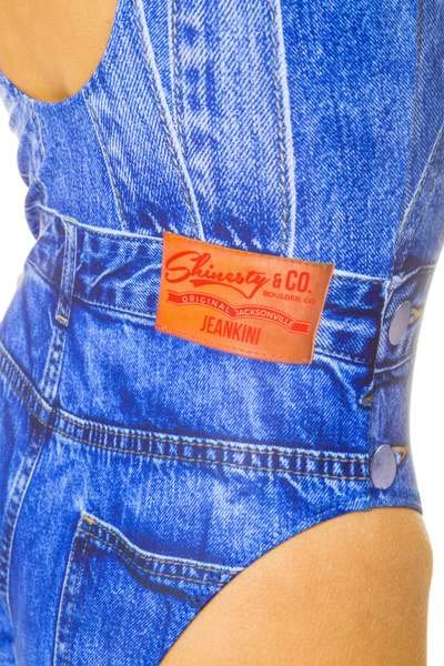 Lanzan unos bañadores con estampado de tejido denim