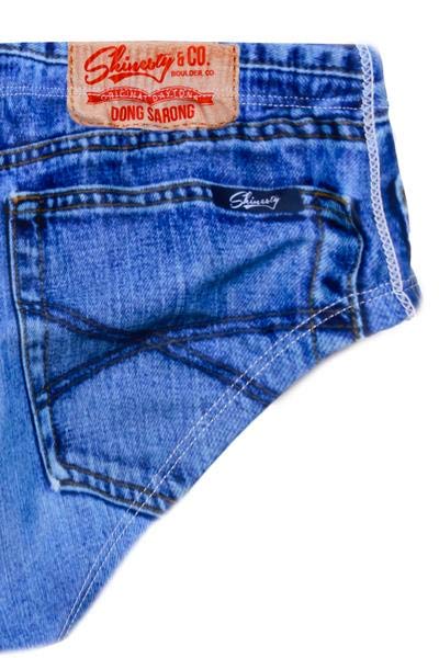 Lanzan unos bañadores con estampado de tejido denim