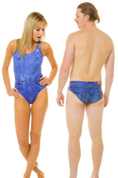 Lanzan unos bañadores con estampado de tejido denim