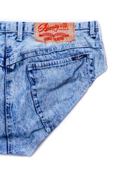 Lanzan unos bañadores con estampado de tejido denim