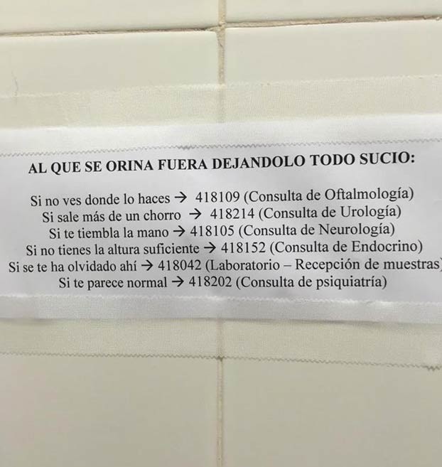 Cartel pegado en el baño de un hospital dirigido a aquel o aquellos que se orinan fuera dejándolo todo sucio...