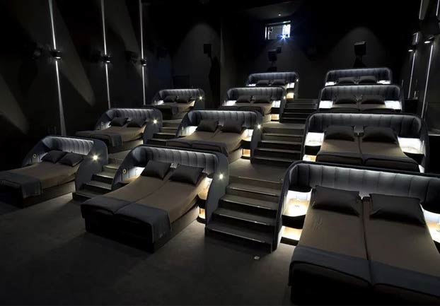 El cine Pathé de la ciudad suiza de Basilea ha abierto una sala con camas dobles en lugar de butacas
