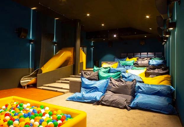 Sala cine con piscina de bolas niños