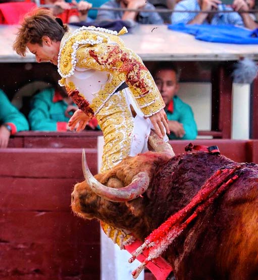 Momento en el que el torero Juan Leal recibe una cornada en el recto en Las Ventas