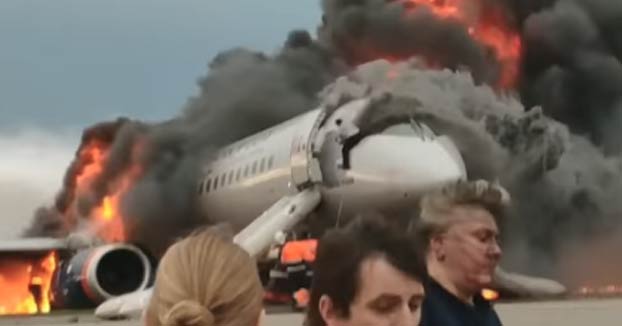 El copiloto del Superjet incendiado en Moscú regresa al avión en llamas para salvar pasajeros