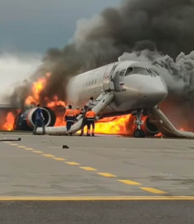 El copiloto del Superjet incendiado en Moscú regresa al avión en llamas para salvar pasajeros