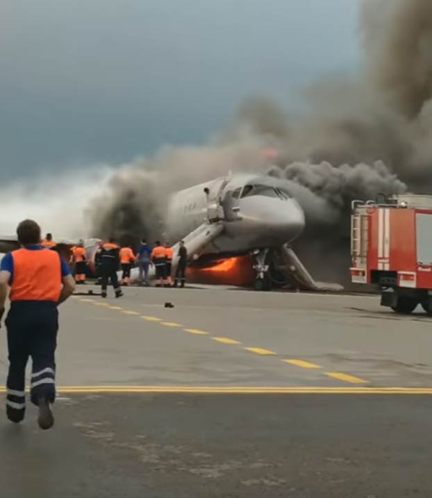 El copiloto del Superjet incendiado en Moscú regresa al avión en llamas para salvar pasajeros