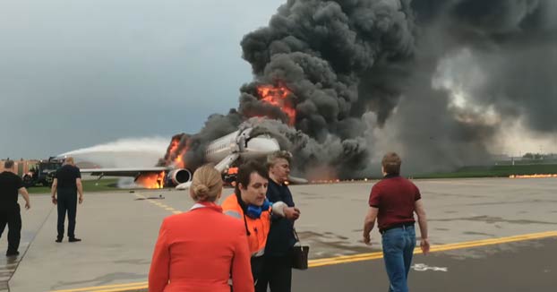 El copiloto del Superjet incendiado en Moscú regresa al avión en llamas para salvar pasajeros