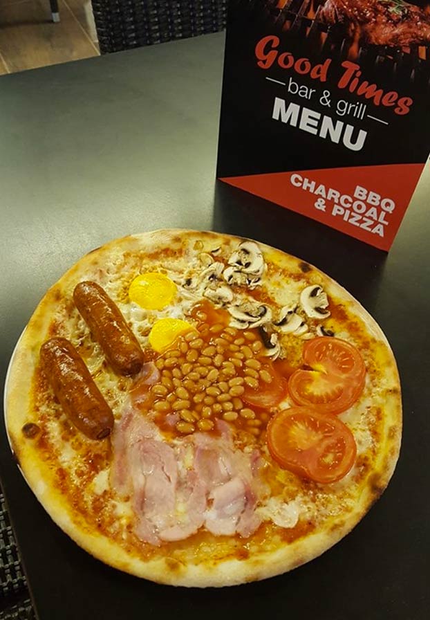 Un bar de Benidorm crea un desayuno inglés en formato pizza
