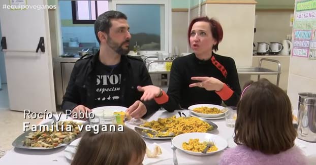 La defensa de unos padres por el veganismo más allá de la dieta. Hasta sus perros y sus gatos son veganos