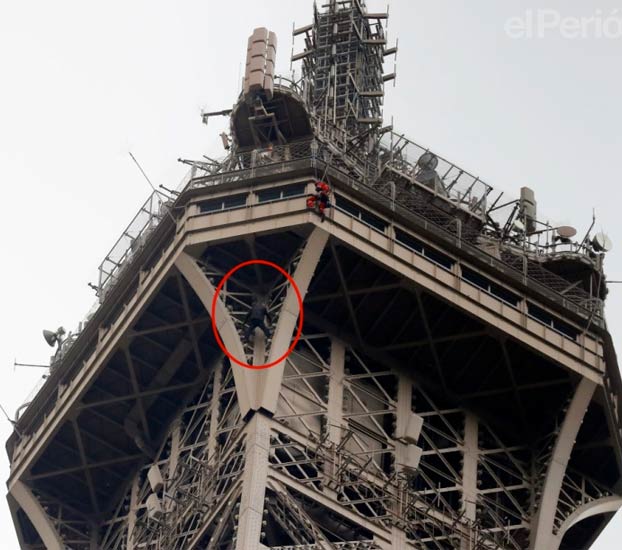 Cierran y evacúan la Torre Eiffel por la presencia de un hombre escalando la estructura