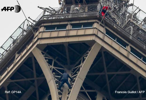 Cierran y evacúan la Torre Eiffel por la presencia de un hombre escalando la estructura