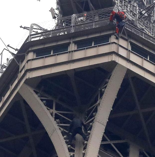 Cierran y evacúan la Torre Eiffel por la presencia de un hombre escalando la estructura