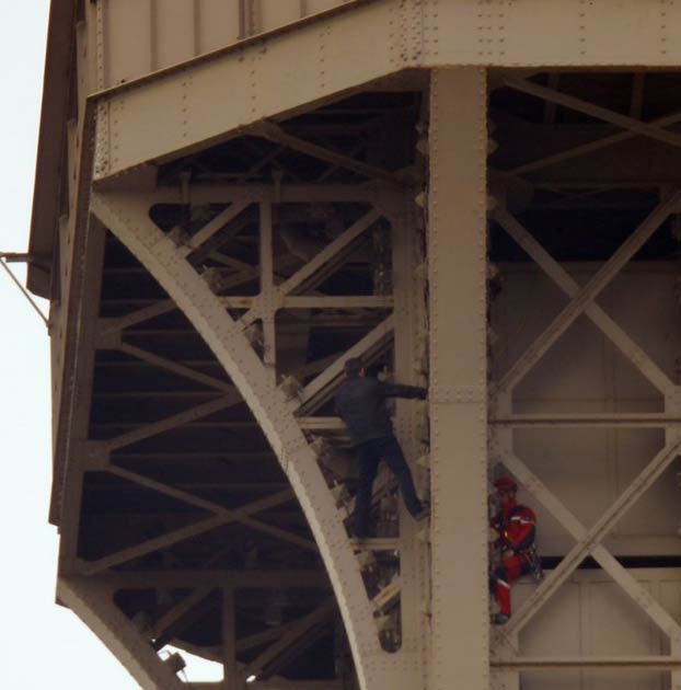 Cierran y evacúan la Torre Eiffel por la presencia de un hombre escalando la estructura