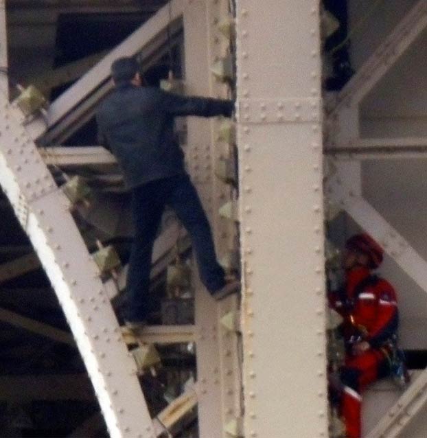 Cierran y evacúan la Torre Eiffel por la presencia de un hombre escalando la estructura