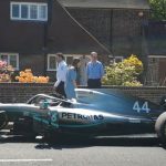 Un niño de 5 años con cáncer graba un vídeo para Hamilton y el piloto le envía su monoplaza a la puerta de su casa