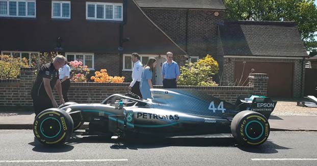 Un niño de 5 años con cáncer graba un vídeo para Hamilton y el piloto le envía su monoplaza a la puerta de su casa