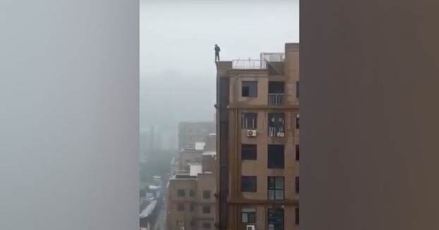 Cae al vacío al romperse la cornisa de la azotea del edificio cuando se hacía un selfie