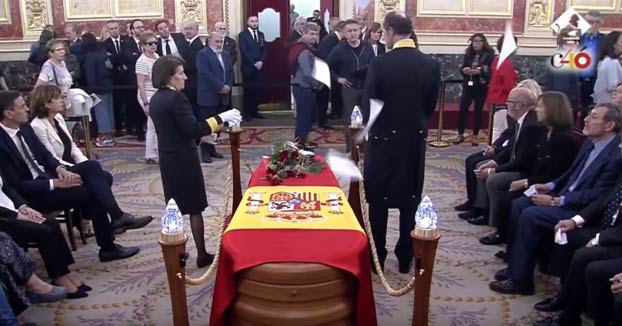 Un hombre tira unos papeles frente al féretro de Rubalcaba y pide hablar con el director del CNI