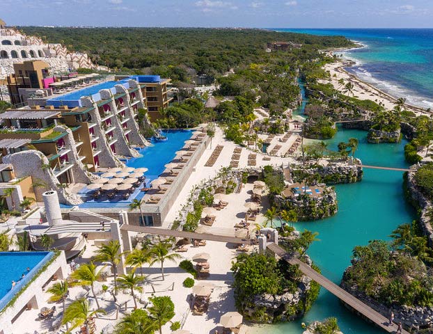 Espectacular puente de cristal en la piscina del hotel Xcaret México, en Riviera Maya