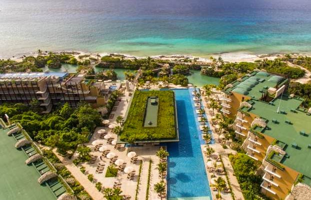 Espectacular puente de cristal en la piscina del hotel Xcaret México, en Riviera Maya