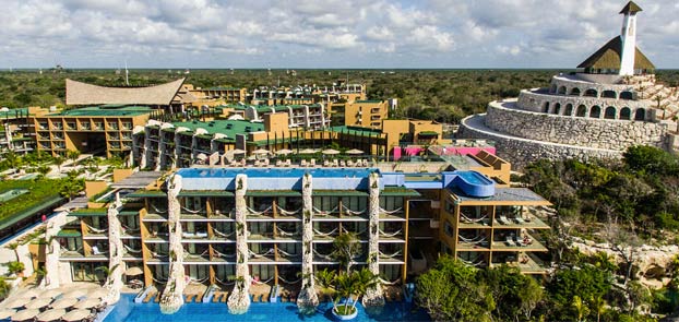 Espectacular puente de cristal en la piscina del hotel Xcaret México, en Riviera Maya