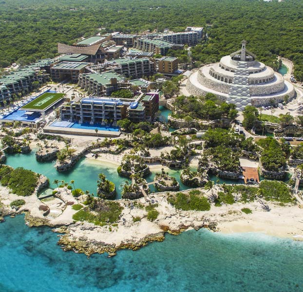 Espectacular puente de cristal en la piscina del hotel Xcaret México, en Riviera Maya