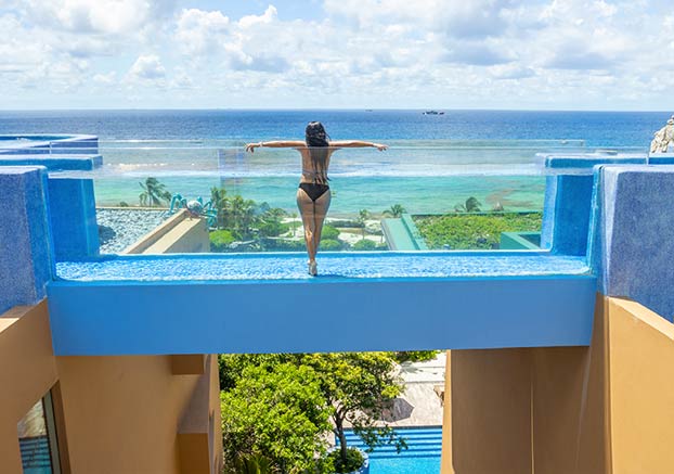 Espectacular puente de cristal en la piscina del hotel Xcaret México, en Riviera Maya