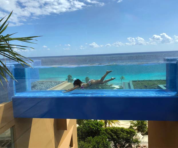 Espectacular puente de cristal en la piscina del hotel Xcaret México, en Riviera Maya