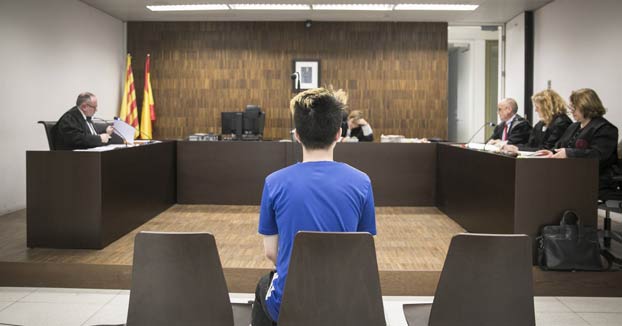 La juez prohíbe al youtuber que humilló a un mendigo a usar Youtube durante cinco años, 15 meses de cárcel y a pagarle 20.000 euros al hombre