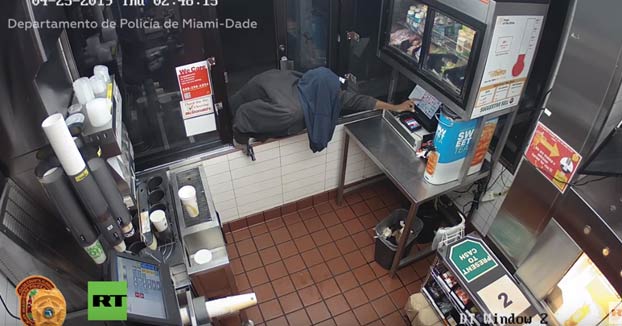 Un ladrón armado con un revólver atraca un McDonald's y se va sin nada al ser incapaz de abrir la caja registradora
