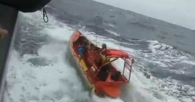 La lancha rápida vuelca cuando la intentan subir de nuevo al barco