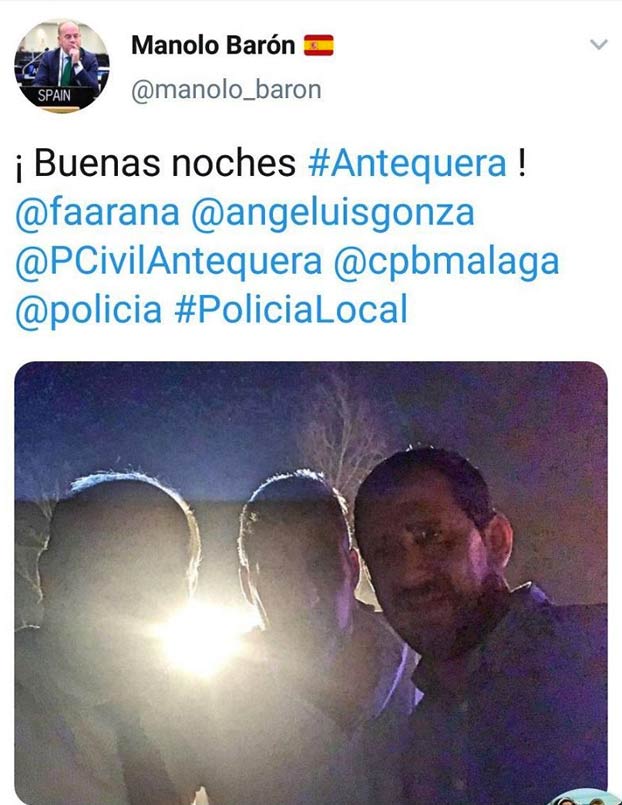 El alcalde de Antequera Manolo Barón se cuela a apagar un fuego en corbata y a hacerse selfies