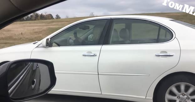 No utilices el móvil mientras vas al volante o podría ocurrirte lo siguiente...