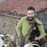 El dueño del hotel rural asturiano denuncia al pastor Nel Cañedo por las amenazas en el vídeo del gallinero