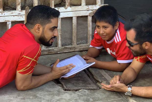 Un millonario árabe le cambia la vida a Víctor, un niño peruano que fue grabado haciendo los deberes bajo una farola
