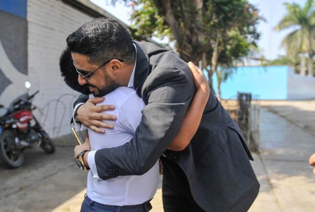 Un millonario árabe le cambia la vida a Víctor, un niño peruano que fue grabado haciendo los deberes bajo una farola