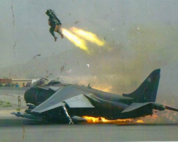 Piloto eyectándose de su Harrier en llamas en el último momento