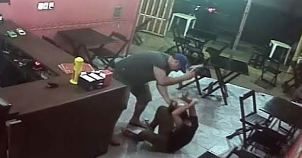 Un policía brasileño le da una paliza con una pistola a la dueña de un restaurante por confundir la salsa de su hamburguesa