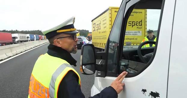 Un policía alemán para a conductores que hacen fotos de un accidente y los invita a ver de cerca a la víctima fallecida. Después los multa con 128 euros