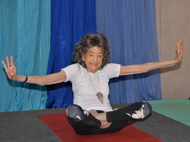 Esta profesora de yoga tiene 100 años y dice que el secreto de la longevidad es vivir todos los días llenos de la ''alegría de la vida''