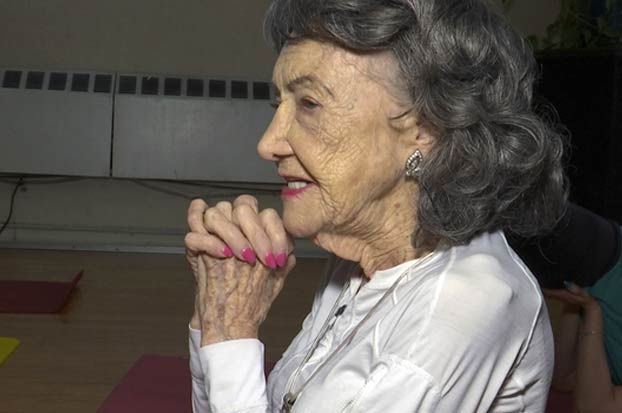 Esta profesora de yoga tiene 100 años y dice que el secreto de la longevidad es vivir todos los días llenos de la ''alegría de la vida''