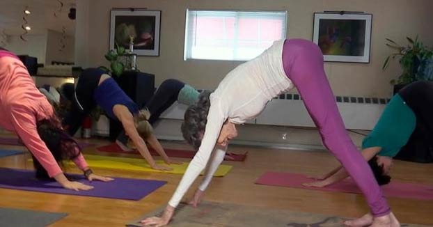 Esta profesora de yoga tiene 100 años y dice que el secreto de la longevidad es vivir todos los días llenos de la ''alegría de la vida''