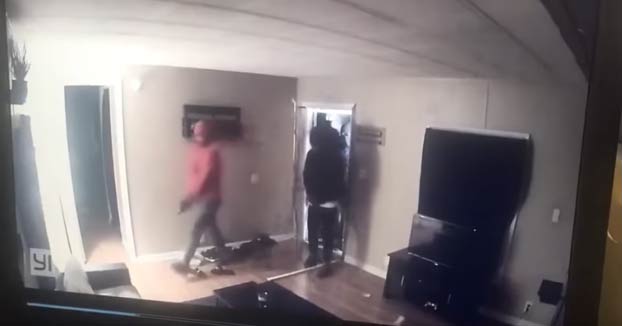 Cuatro hombre armados entran en su casa y él los recibe a tiros