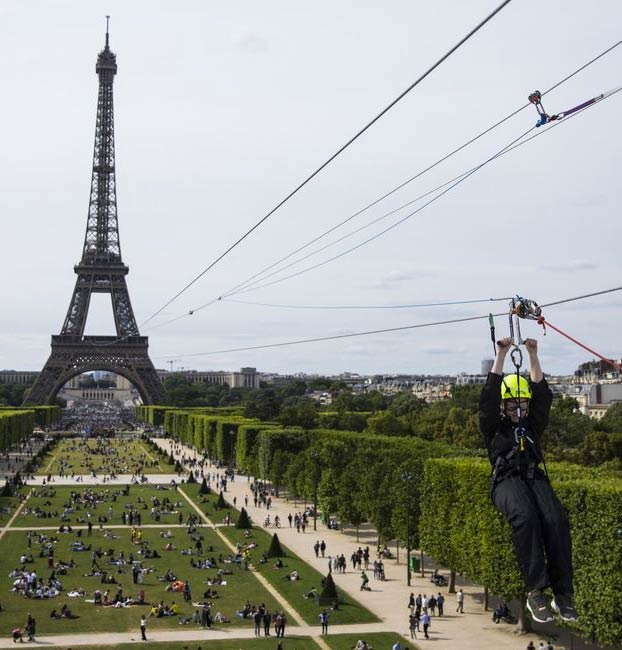 Instalan una tirolina en la torre Eiffel que va a 100 km/h