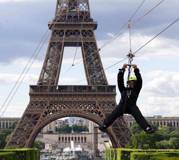 Instalan una tirolina en la torre Eiffel que va a 100 km/h